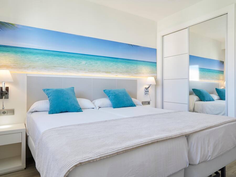 Minibar, Zimmersafe, Schreibtisch, Verdunkelungsvorhänge