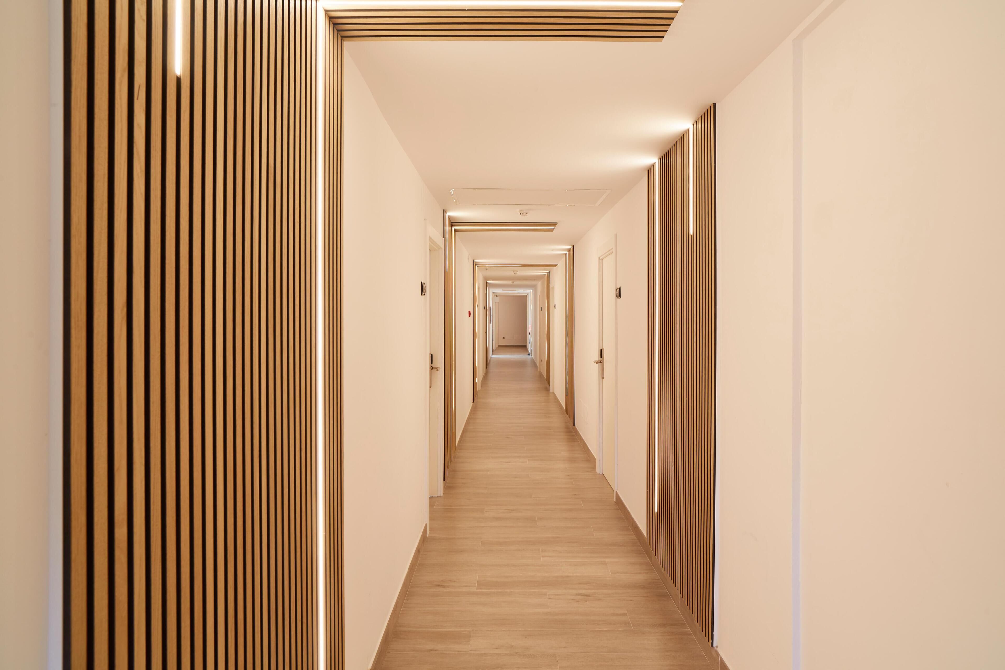 Minibar, caixa forta a l'habitació, escriptori i cortines opaques 