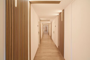 Minibar, caja fuerte, escritorio y cortinas opacas