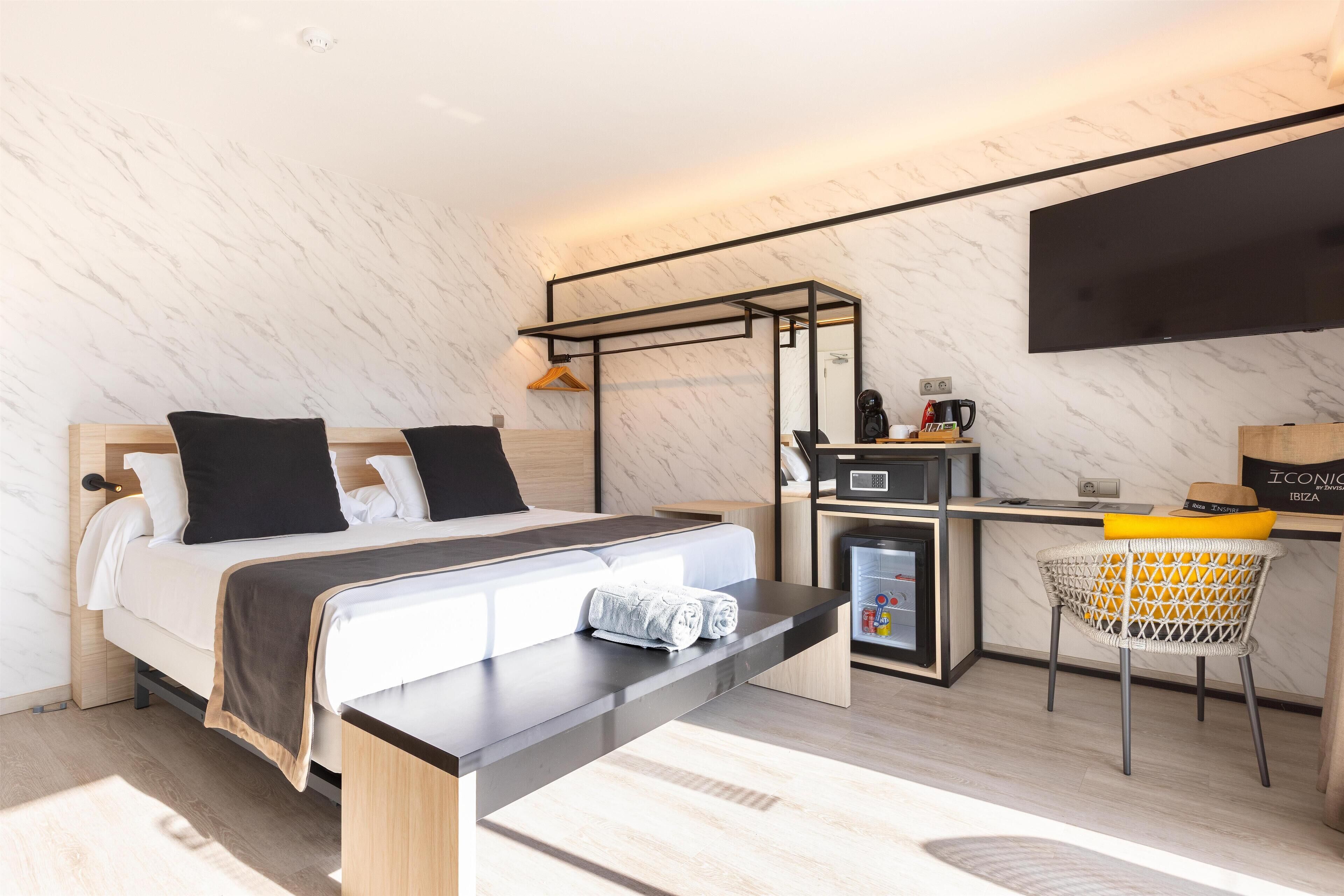 Iconic | Minibar, caja de seguridad en la habitación y escritorio 