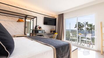 Iconic | Minibar, in-room safe, desk, blackout drapes