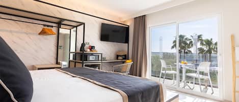 Iconic | Minibar, caja de seguridad en la habitación y escritorio