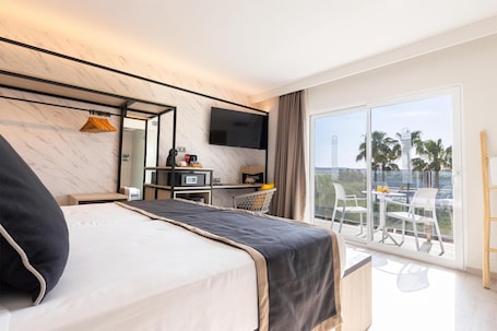 Iconic | Frigobar, cofres nos quartos, escrivaninha, cortinas blackout. Invisa Hotel Es Pla - Adults Only