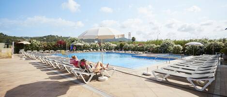 2 piscines extérieures, parasols de plage, chaises longues