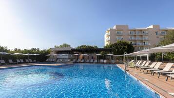 2 piscines extérieures, parasols de plage, chaises longues