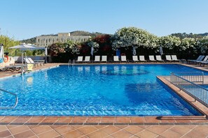 2 Außenpools, Sonnenschirme, Liegestühle
