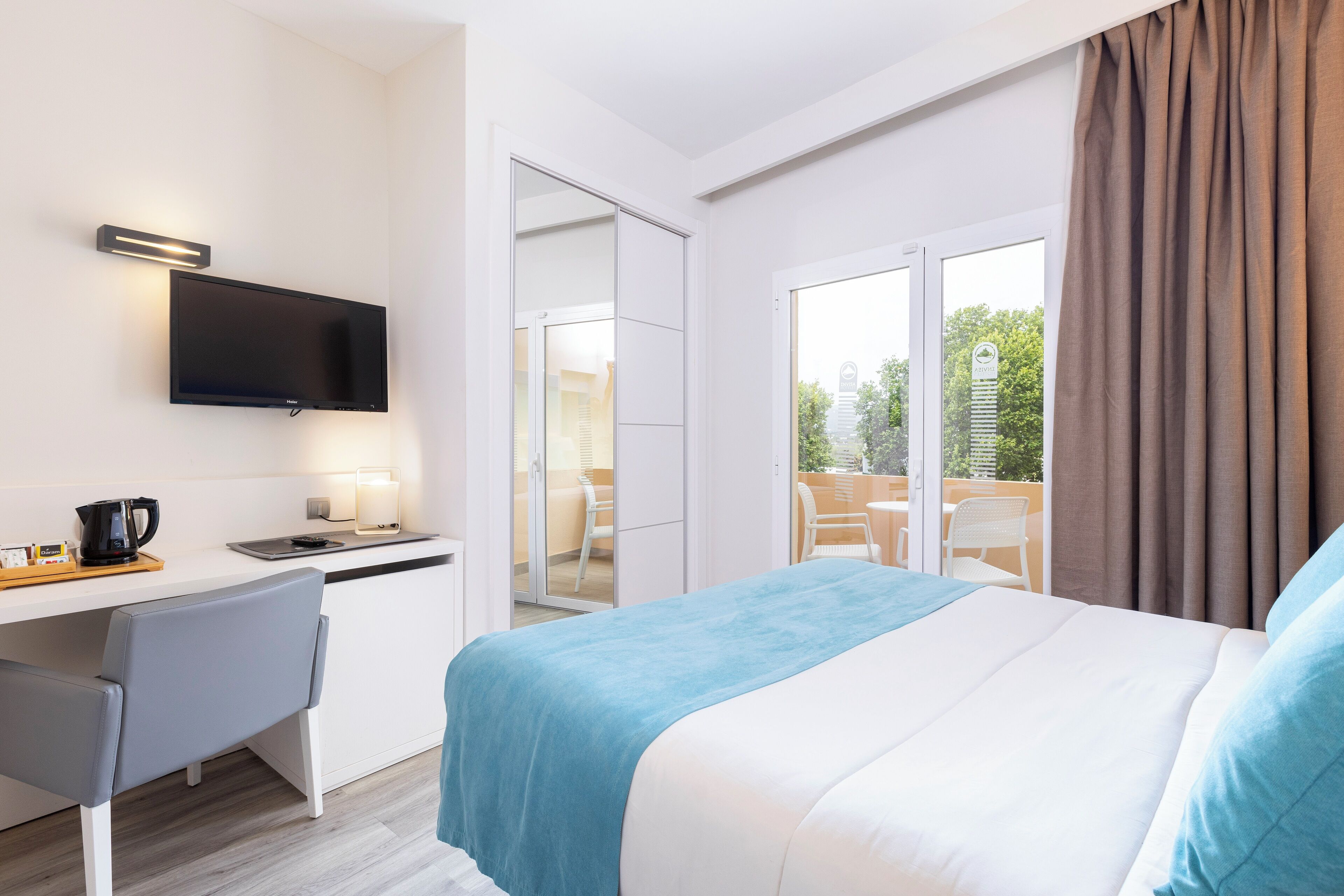 Inspire Single Use | Minibar, caja fuerte, escritorio y cortinas opacas