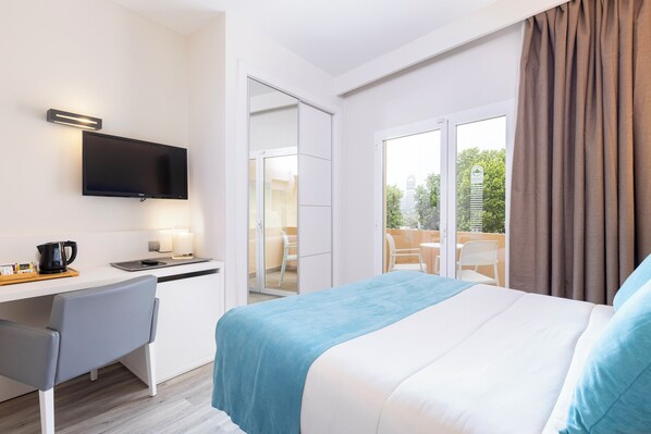 Inspire Single Use | Minibar, in-room safe, desk, blackout curtains