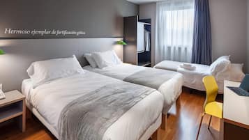 1 slaapkamer, donzen dekbedden, een kluis op de kamer, een bureau