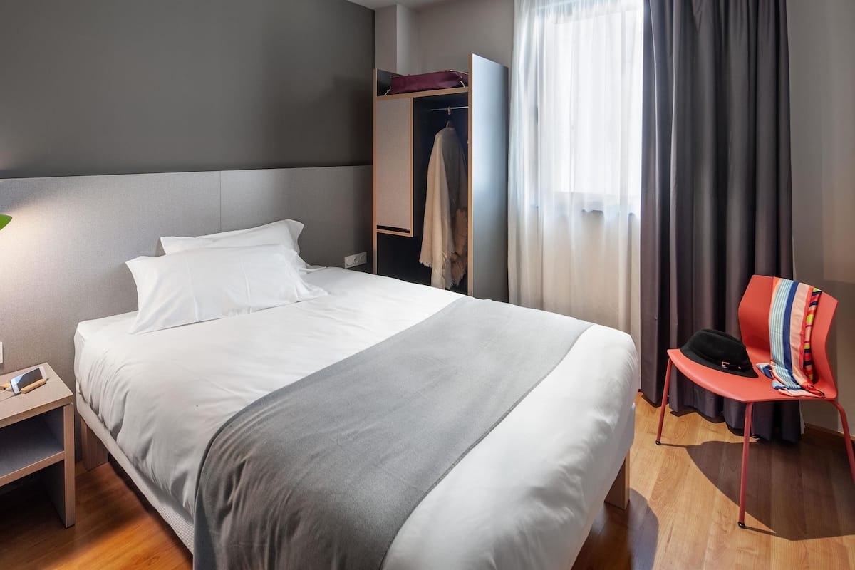 Standard Room, 1 Single Bed | 1 bedroom, down duvets, in-room safe, desk
