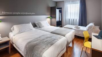 1 habitación, edredón, caja de seguridad en la habitación y escritorio