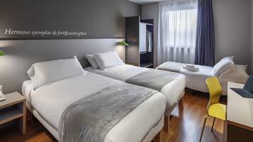 1 slaapkamer, donzen dekbedden, een kluis op de kamer, een bureau