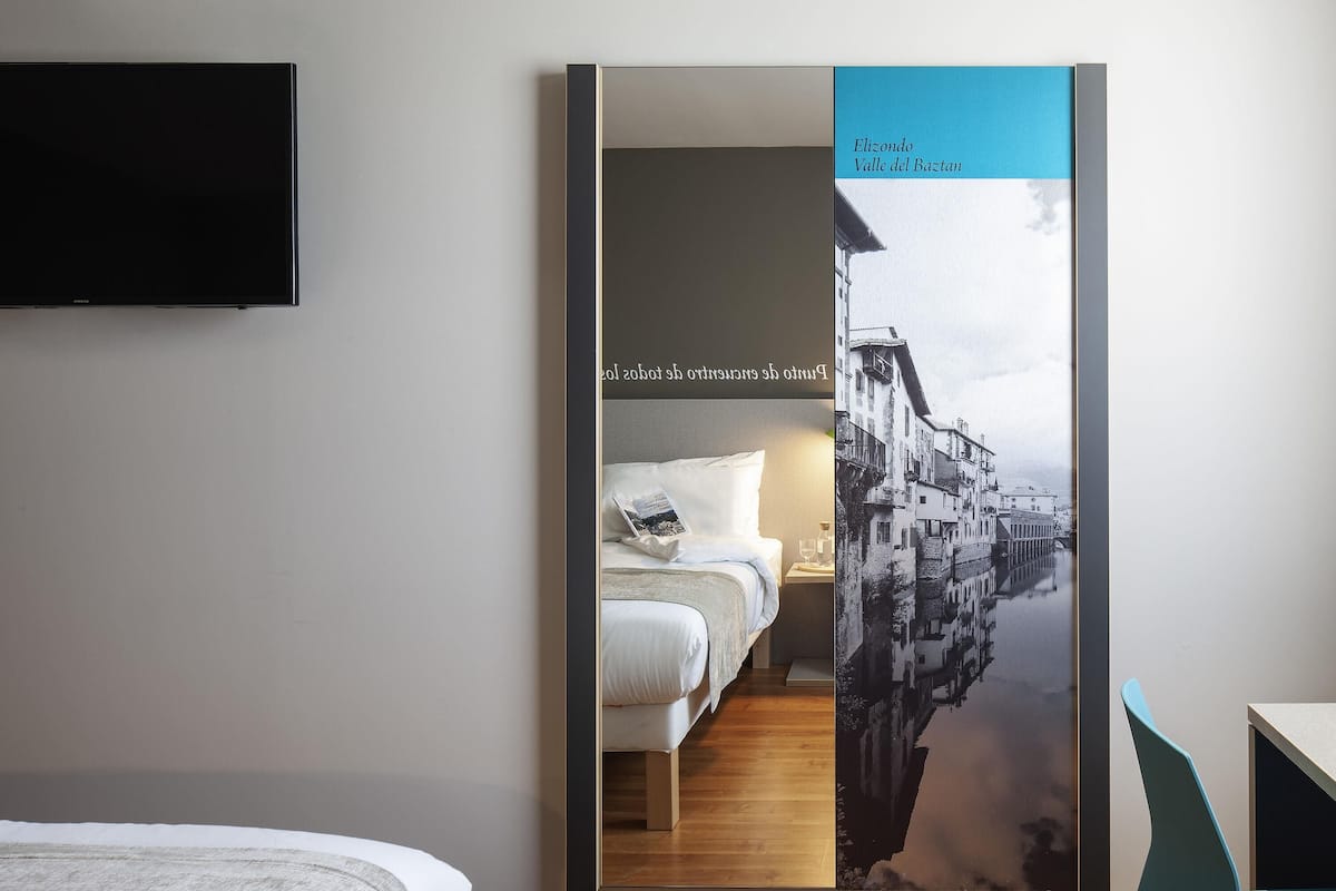 1 soverom, dundyner, safe på rommet og skrivebord