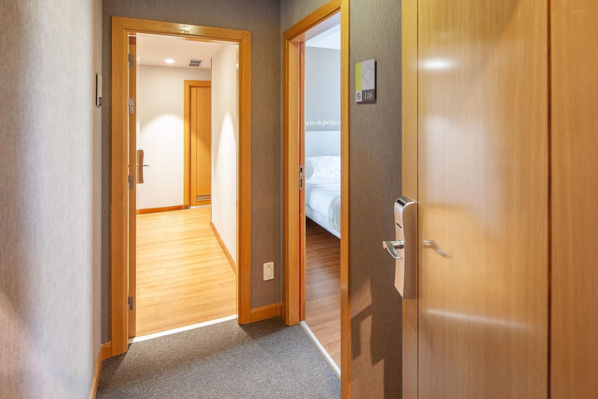 Perhesviitti, 2 parisänkyä (Standard) | 1 makuuhuone, untuvapeitot, tallelokero huoneessa, työpöytä