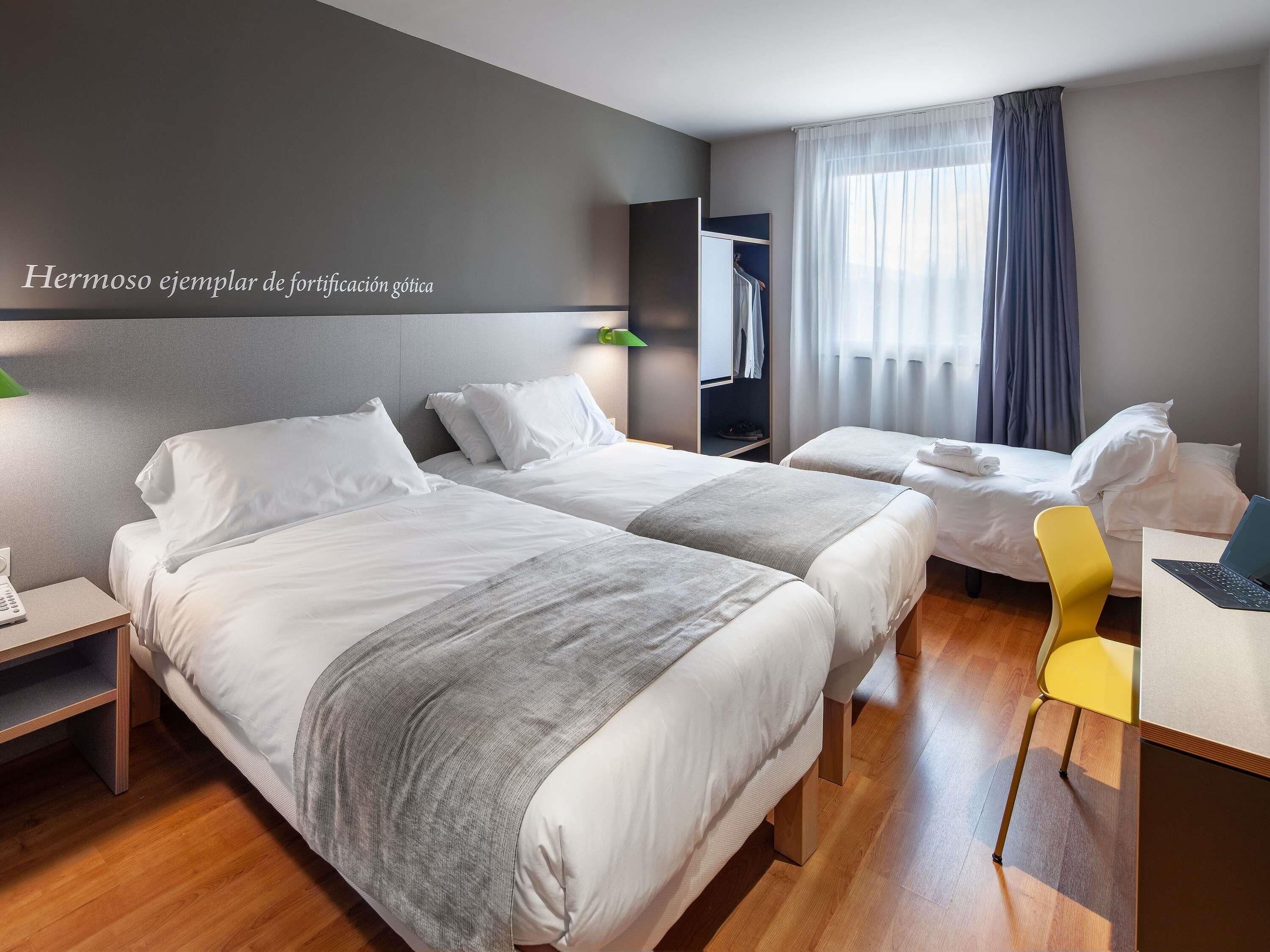 1 habitación, edredón, caja de seguridad en la habitación y escritorio 