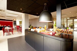 Serviço de café da manhã, culinária francesa, vistas para o jardim 