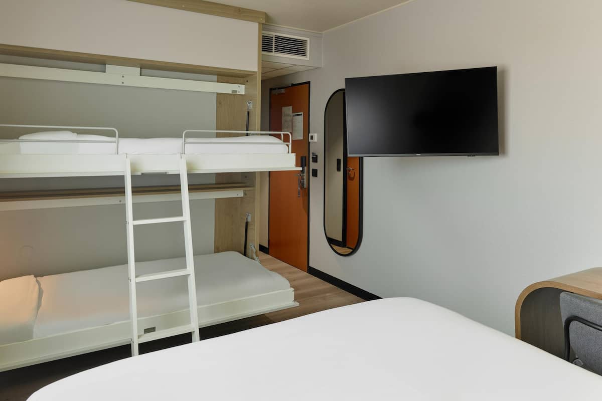 Standardzimmer, Mehrere Betten | Hochwertige Bettwaren, Schreibtisch, Verdunkelungsvorhänge