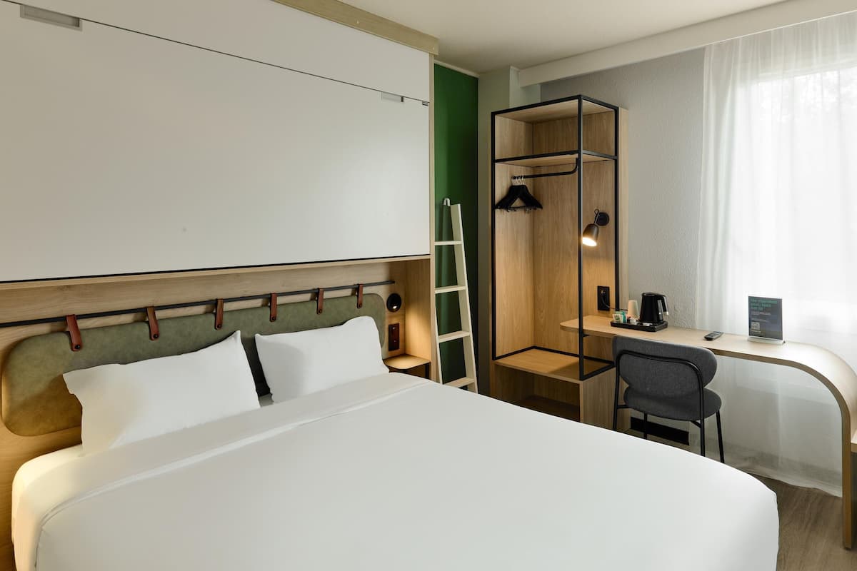 Standardzimmer, Mehrere Betten | Hochwertige Bettwaren, Schreibtisch, Verdunkelungsvorhänge