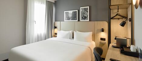 Literie de qualité supérieure, bureau, rideaux occultants