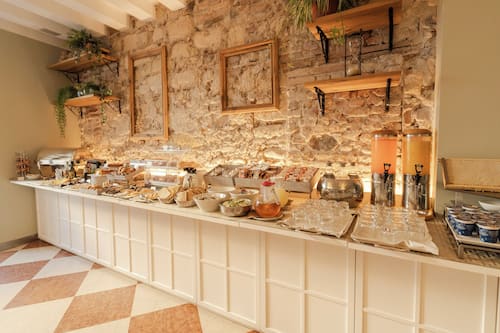 Tägliches Frühstücksbuffet gegen Gebühr