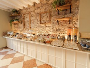 Daily buffet breakfast (EUR 15 per person) - Hotel Bologna (Verona)
