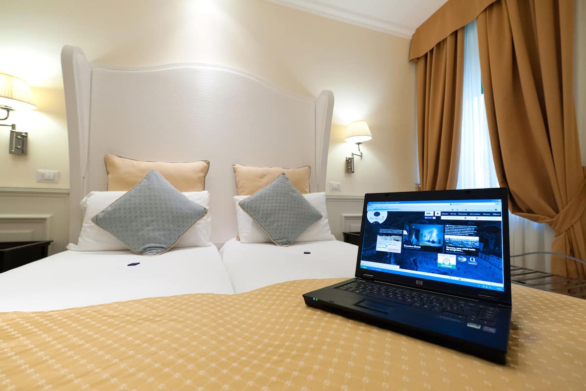 Double Room (Small) | 1 bilik tidur, gebar bulu kapas, bar mini, peti besi dalam bilik