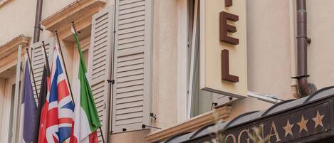 A hotel sign with flags and the name "HOTEL BORGOMA".