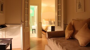 Una habitación de hotel con una cama, un sofá y un escritorio.