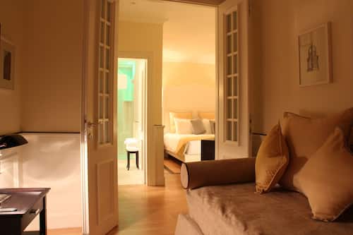 Suite | Wohnzimmer | 15-Zoll-Flachbildfernseher mit Satellitenempfang, Fernseher