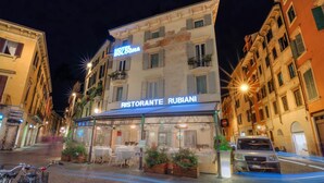 Un restaurante llamado Ristorante Rubiani en una calle por la noche.