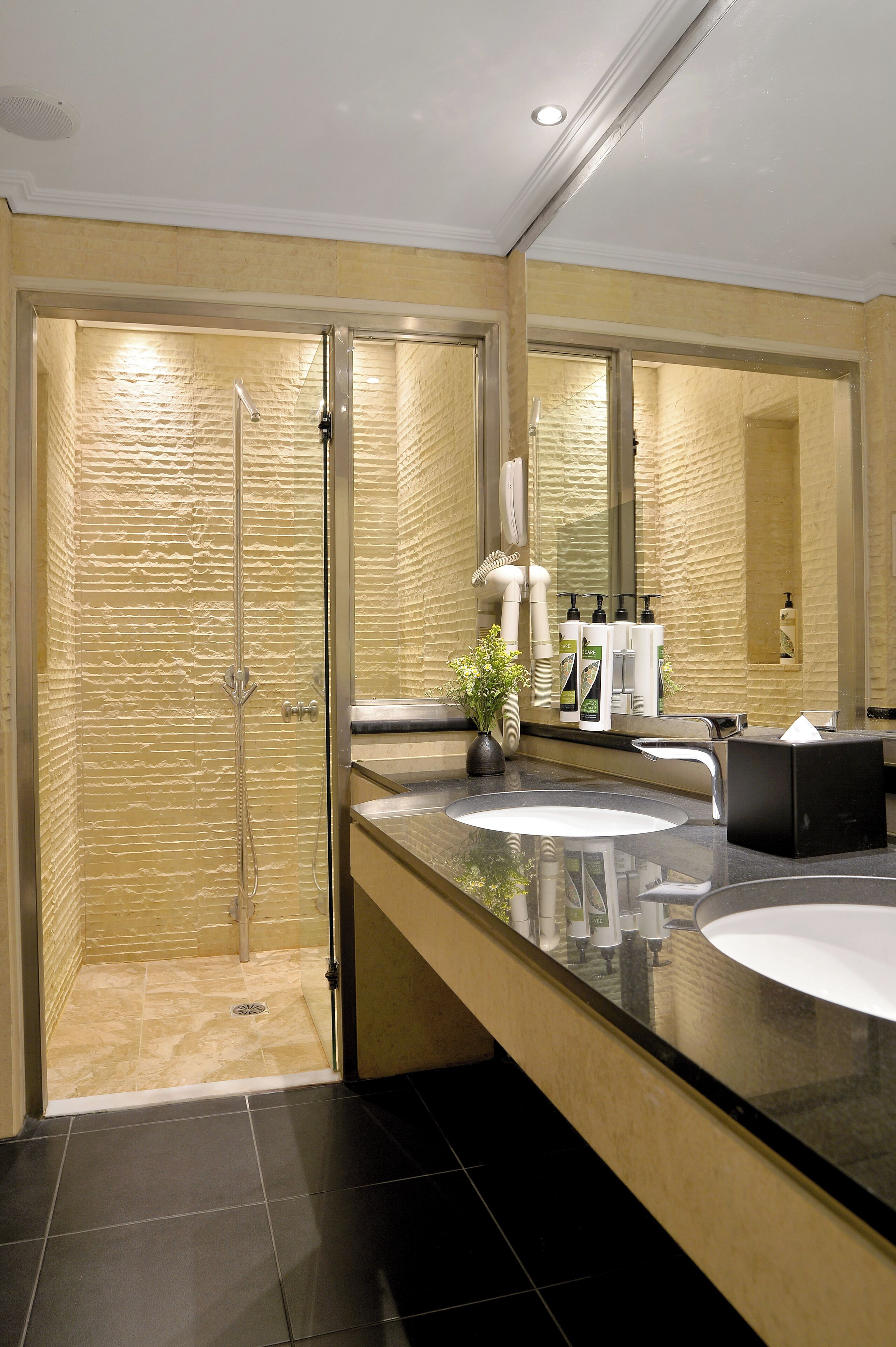 executive suite | bathroom | free toiletries, hair dryer, towels, soap