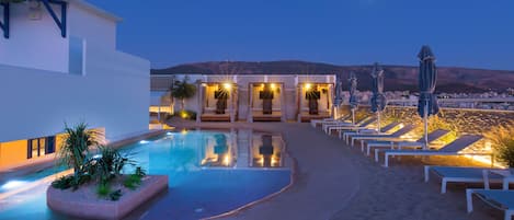 Piscina externa sazonal, funciona das 10h30 às 18h30, barracas