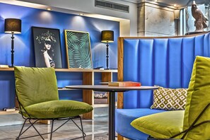 Lobby sitting area - Airotel Alexandros Hotel (Athens)