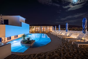 Szezonális szabadtéri medence, felárért használható cabanák és napernyők