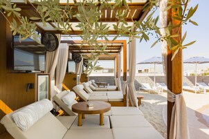 Szezonális szabadtéri medence, felárért használható cabanák és napernyők