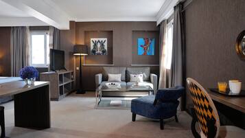 Executive Suite | Minibar, desk, blackout drapes, free WiFi