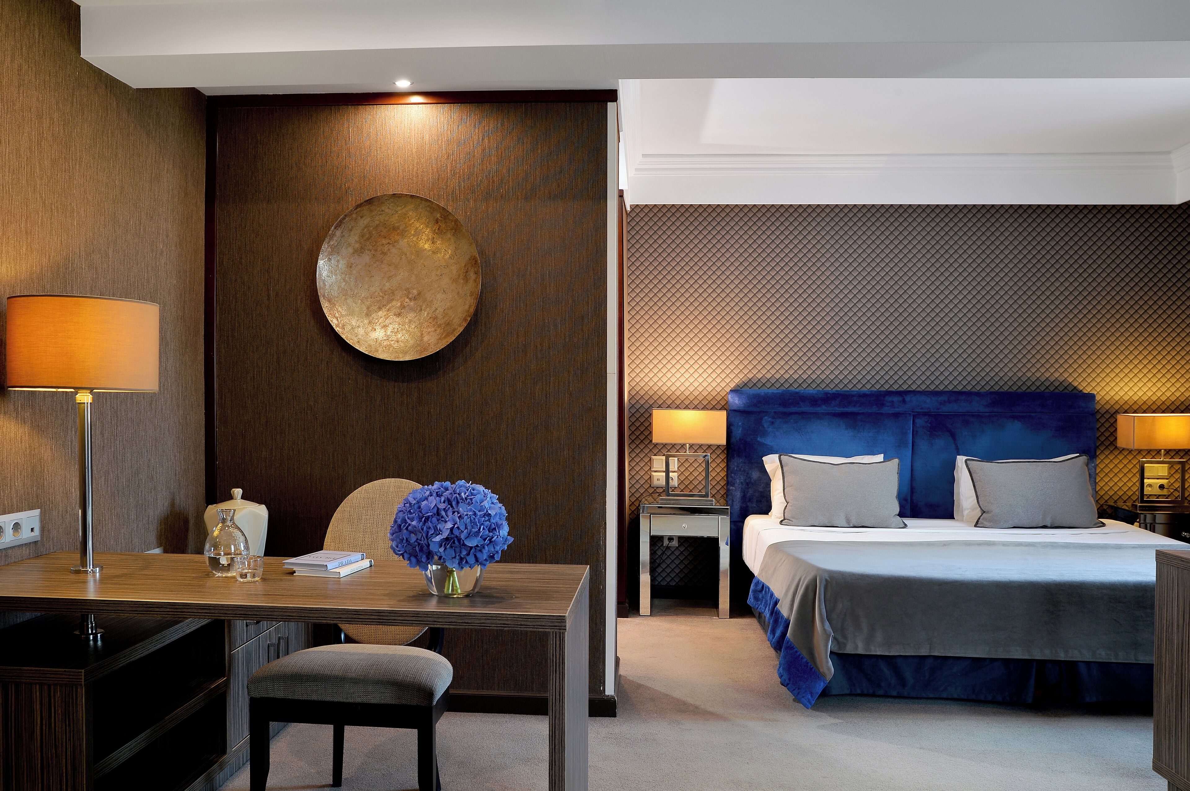 executive suite | 1 bedroom, minibar, desk, blackout curtains