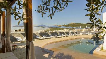 Una piscina al aire libre de temporada, cabañas de piscina (de pago)