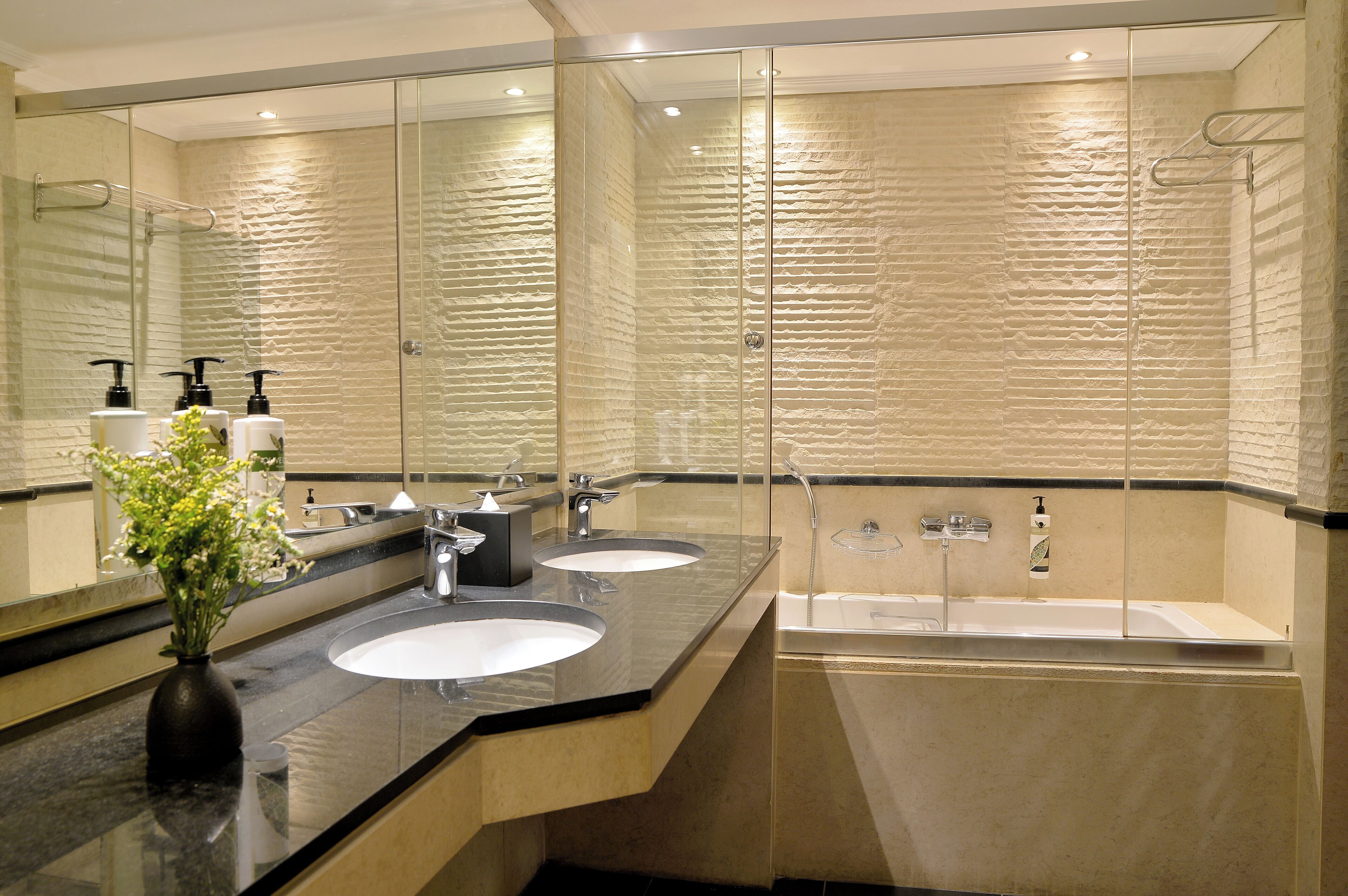 executive suite | bathroom | free toiletries, hair dryer, towels, soap