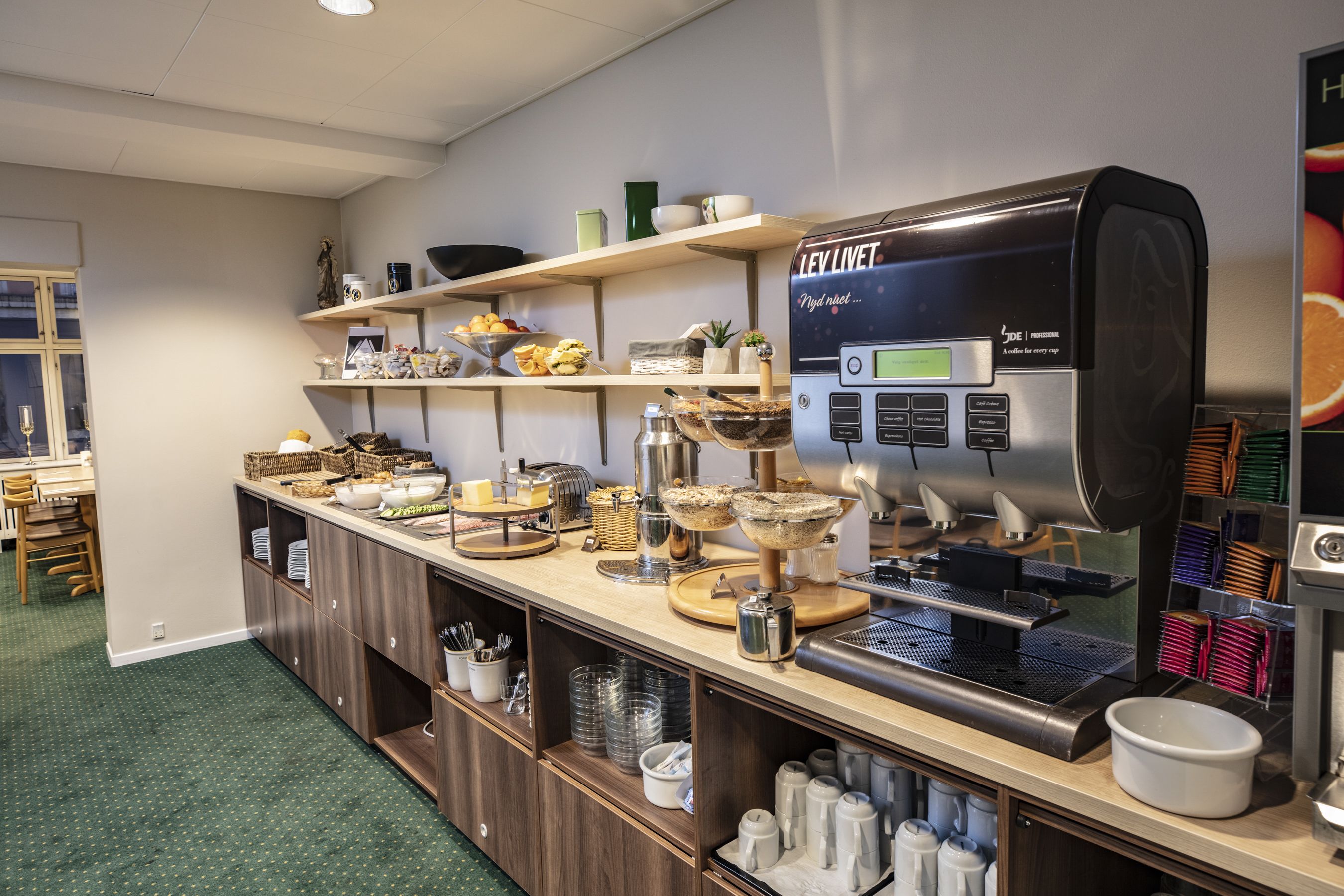 daily buffet breakfast (dkk 110 per person)