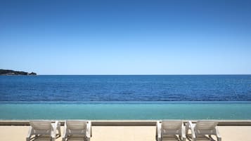 Innenpool, 2 Außenpools, Sonnenschirme