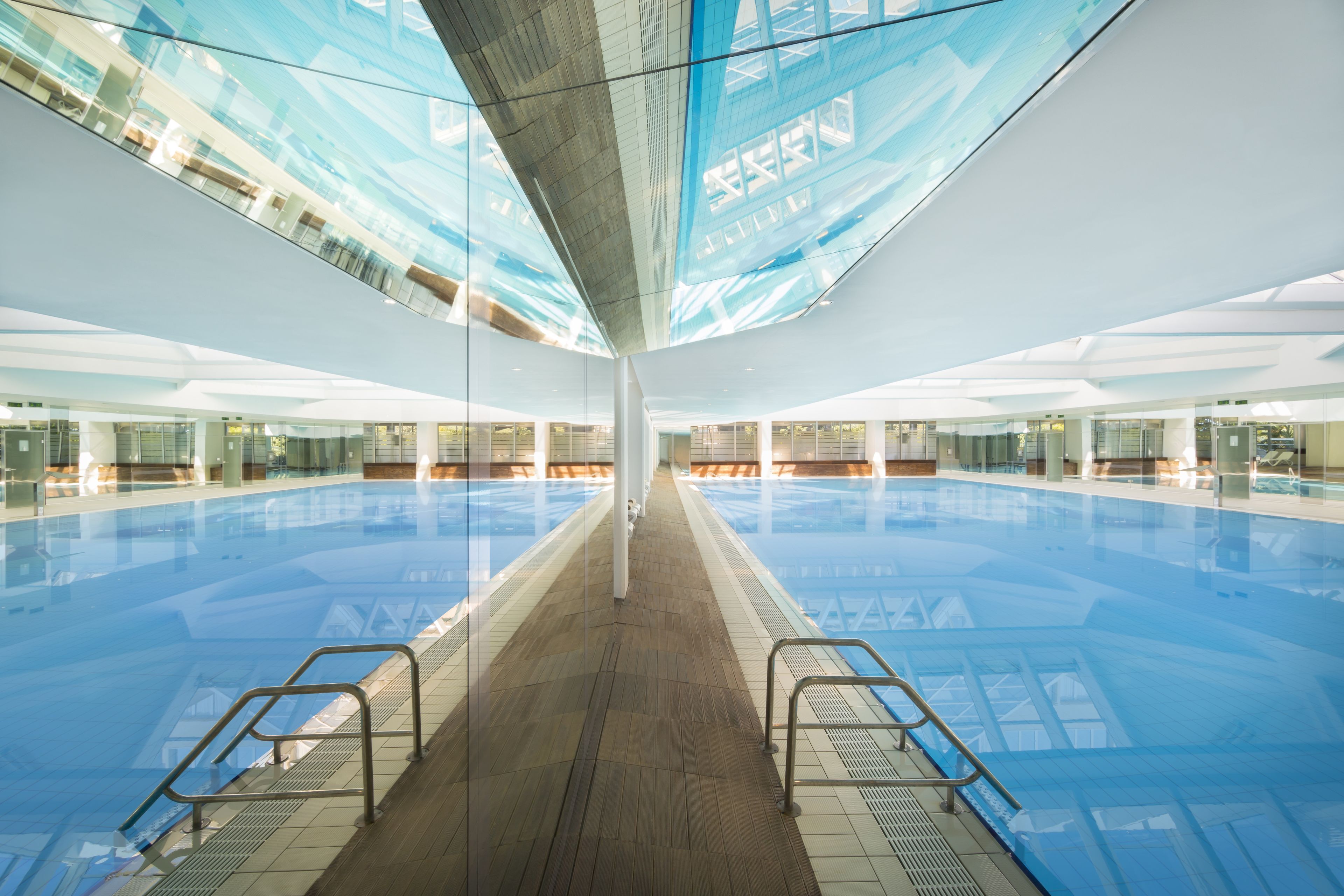 Piscina interna, 2 piscinas externas, guarda-sóis