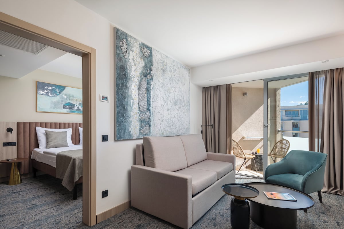 Superior Suite with Seaside Balcony | Ropa de cama de alta calidad y minibar