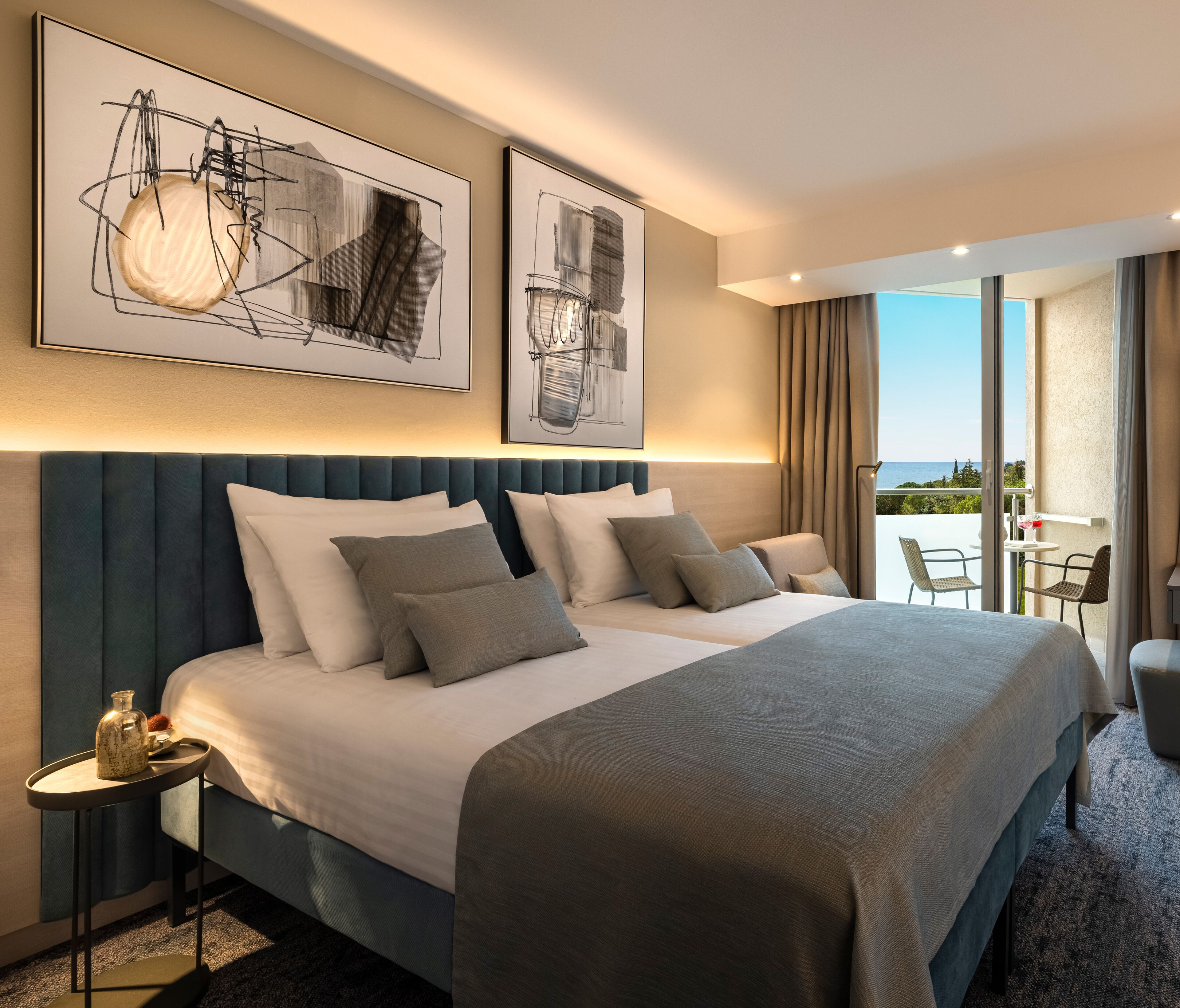 Superior double room with sea view balcony | Ylelliset vuodevaatteet, minibaari, tallelokero huoneessa, työpöytä