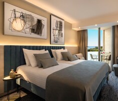 Superior double room with sea view balcony | Literie de qualité supérieure, minibar, coffres-forts dans les chambres