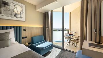 Standaard tweepersoonskamer | Luxe beddengoed, een minibar, een kluis op de kamer, een bureau