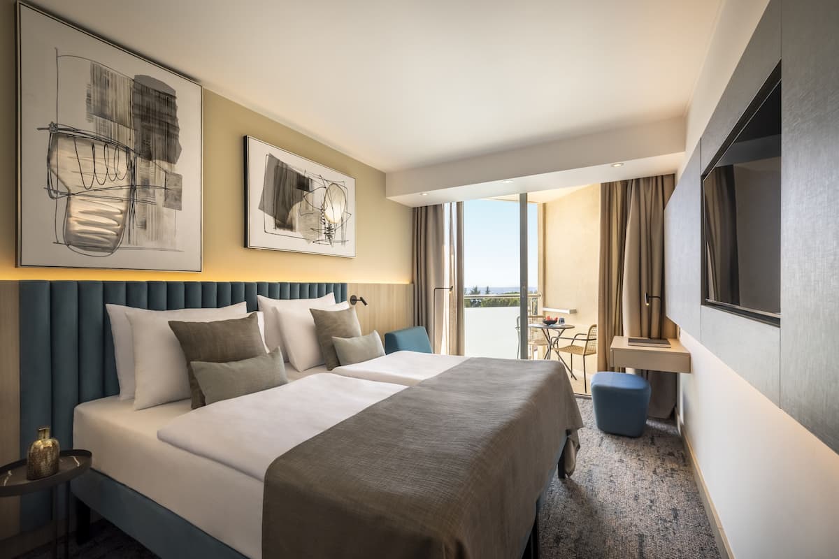Superior double room with seaside balcony | Ropa de cama de alta calidad y minibar