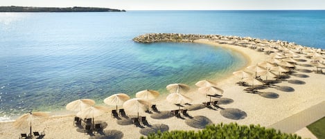 Plage, parasols, massages sur la plage, snorkeling