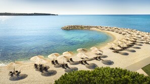Sur la plage, parasol, massage sur la plage, plongée avec masque et tuba