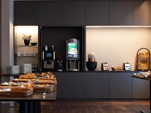 Desayuno buffet (EUR 18 por persona) 